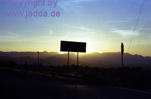 Stra�enschild zwischen Californien und Utah - USA